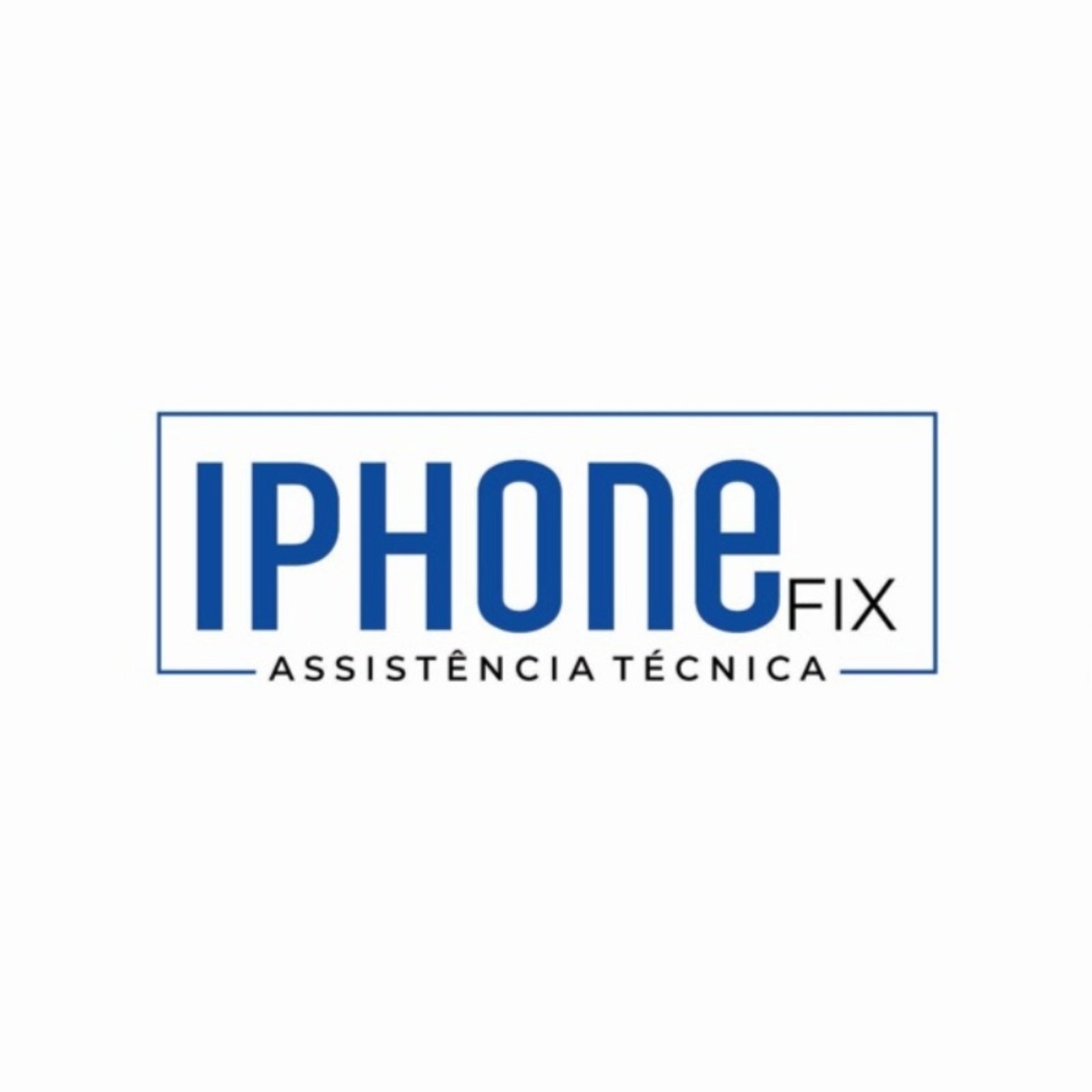 Técnico reparando um dispositivo eletrônico