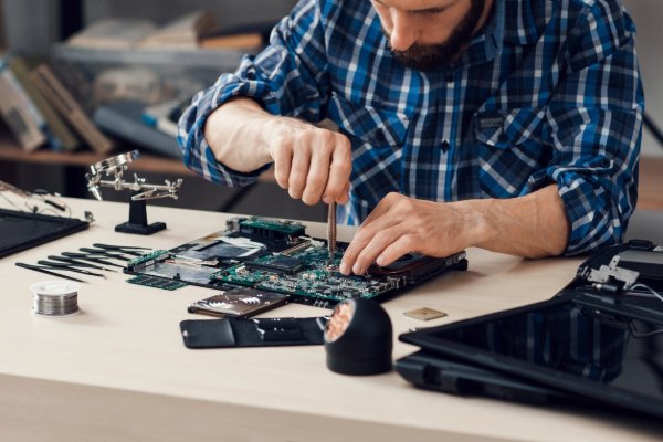 Técnico trabalhando em um notebook